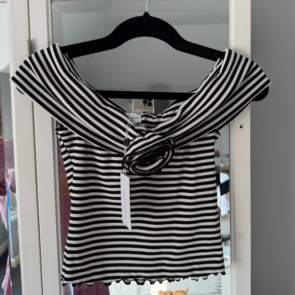NWT Lovers + Friends off the shoulder top - Picture 2 of 4
